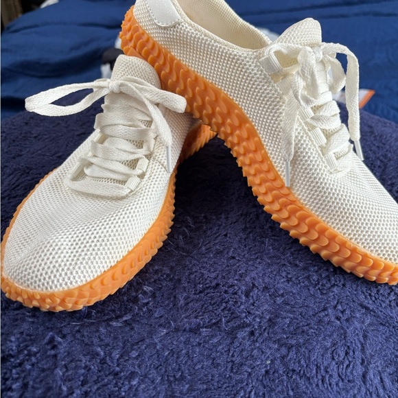 Modern White and Orange Sneakers with Textured Sole - Picture 1 of 9